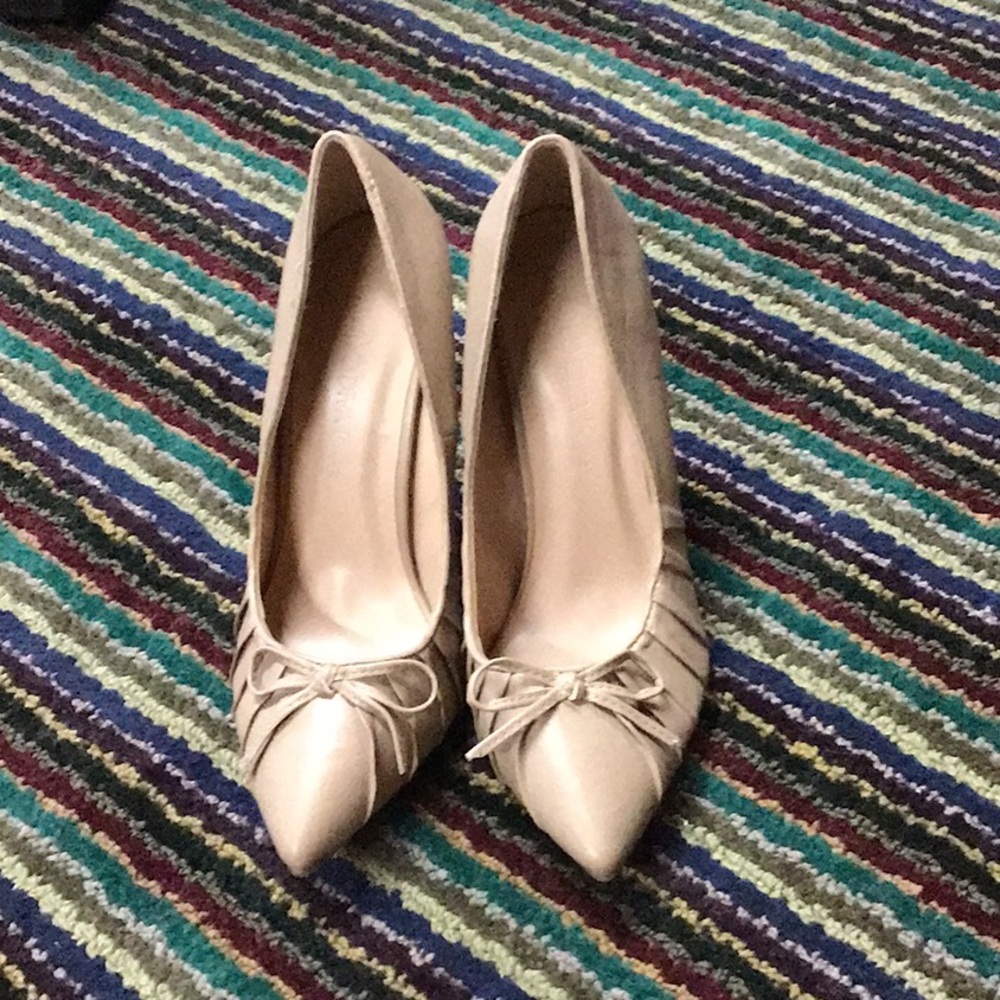 Tan pumps with bow